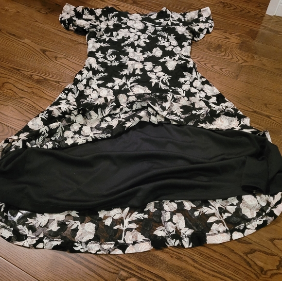 Beautiful dress with lacey overlay, lined, size sml. Excellent condition - Picture 2 of 6